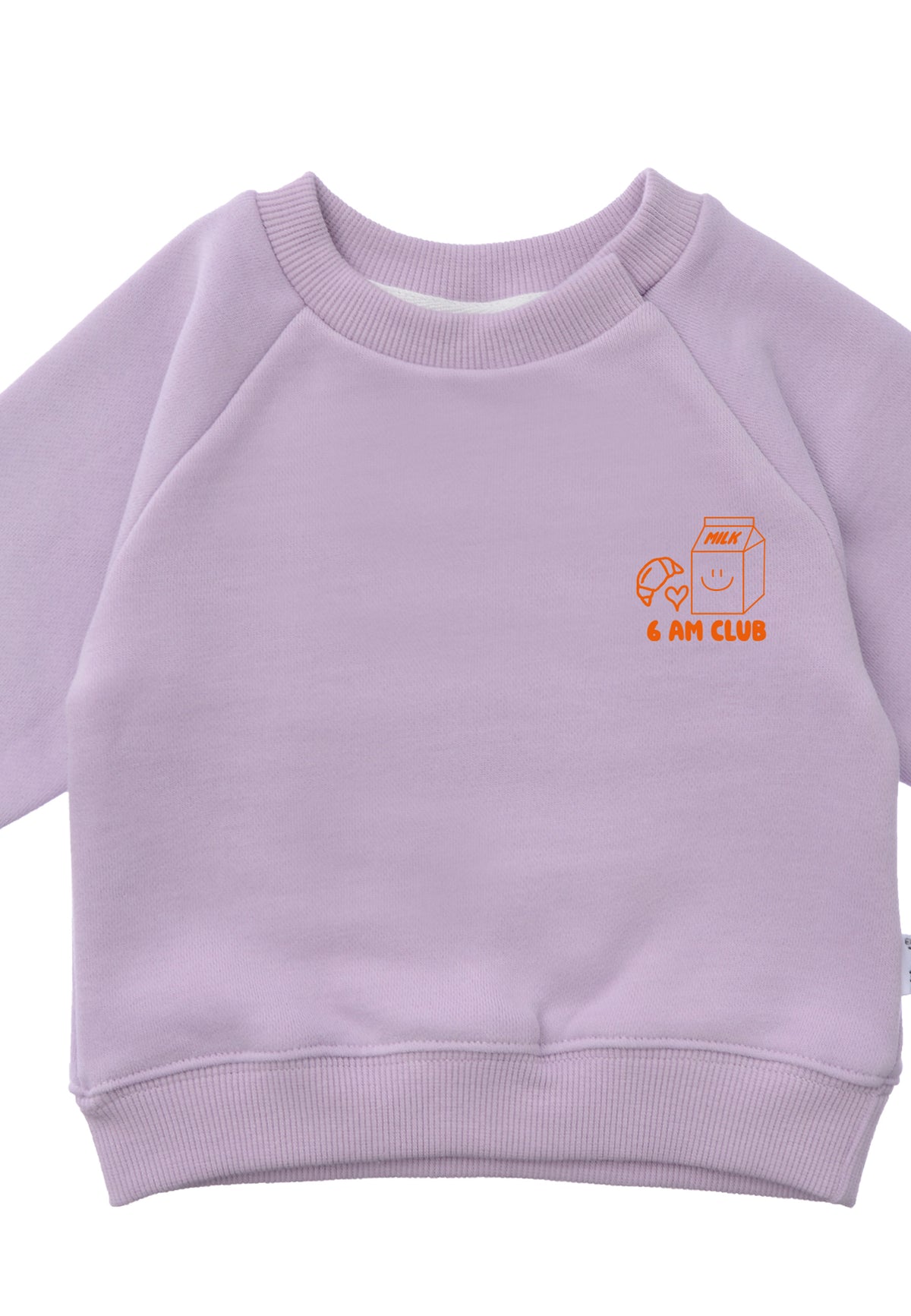Detailansicht des Sweaters in flieder mit coolem, orangenem Aufdruck vorne.