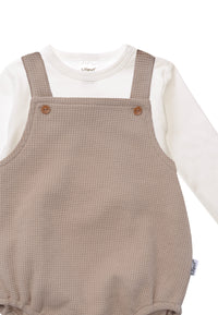 Detailansicht des 2tlg. Sets bestehend aus Waffel Piquè Latzhose mit elastischen Beinausschnitten und einem passenden Langarmshirt in ecru.