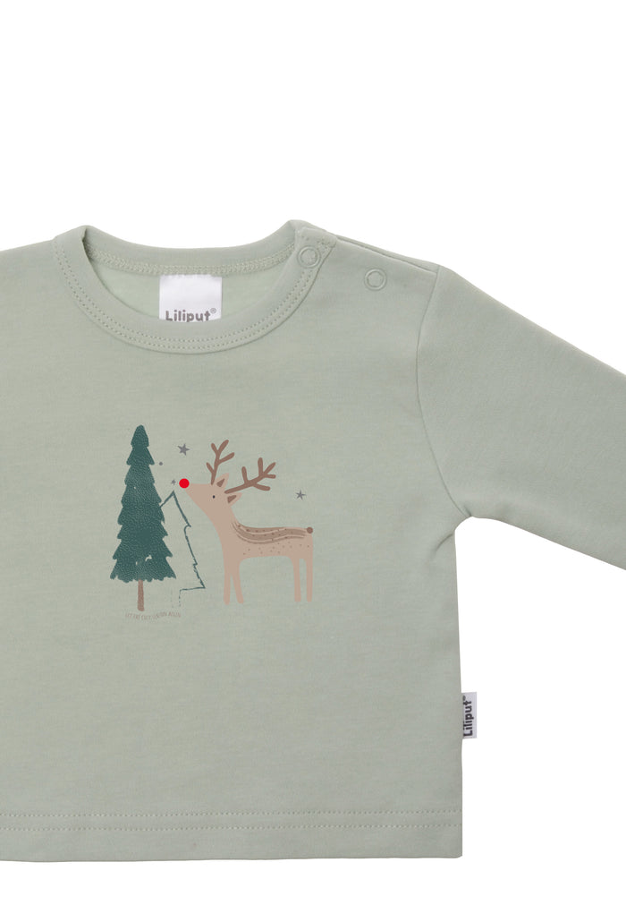 Detailansicht des weihnachtlichen Langarmshirts mit Rentier und Tannenbaum Print.