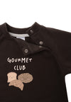 Detailansicht des braunen Sweatshirts mit Print "Gourmet Club" und praktischen Druckknöpfen am Halsausschnitt für die Größen 62/68-86/92.
