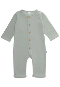 Frontansicht des schilf farbenden Ribstrickoveralls mit Knöpfen in der Mitte.