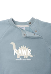 Weitere Detailansicht des hellblauen Sweatshirts mit weichem Halsausschnitt.