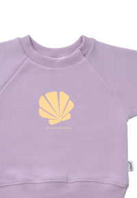Detailansicht des flieder Sweatshirts.