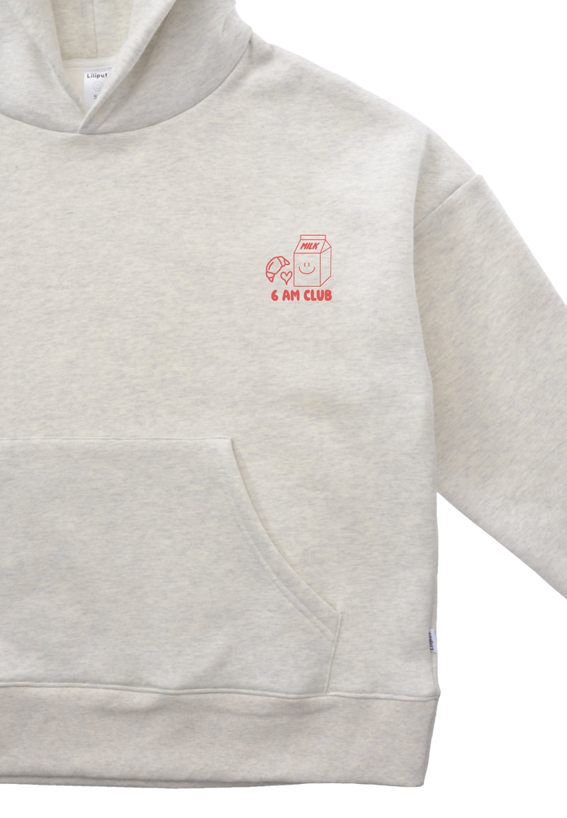 Detailansicht des kuschelweichen Hoodies mit 6am Club Print.