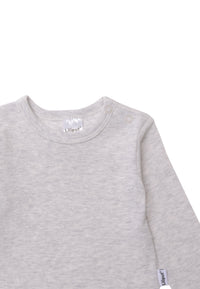 Detailansicht des Langarmshirts in grau melange.