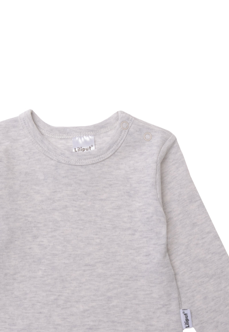 Detailansicht des Langarmshirts in grau melange.