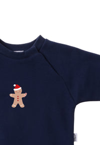 Detailansicht des navy Sweaters mit Lebkuchen Aufdruck.