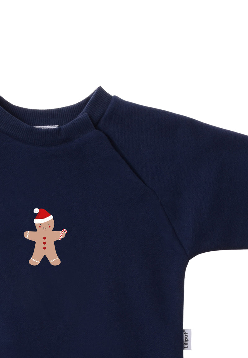 Detailansicht des navy Sweaters mit Lebkuchen Aufdruck.