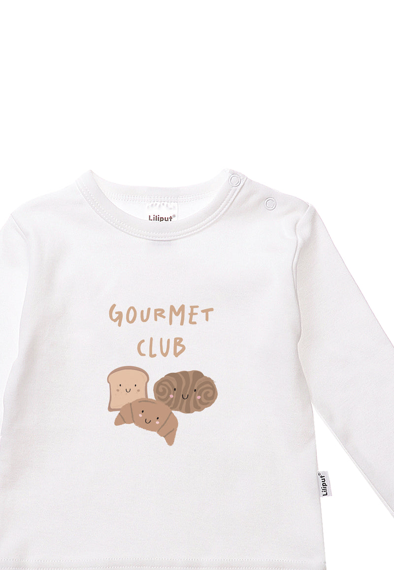 Detailansicht des weißen Langarmshirt mit Print "Gourmet Club."