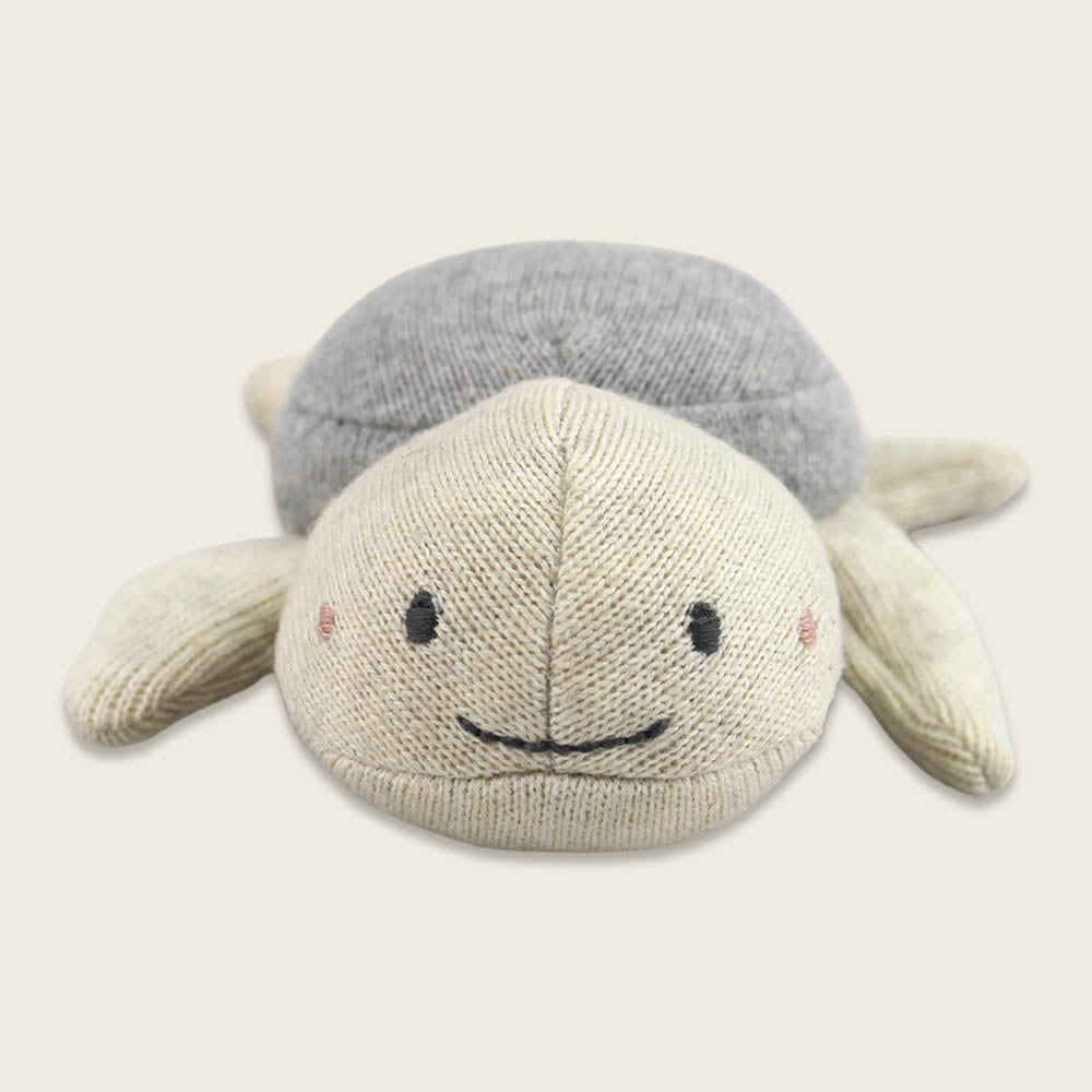 Babyrassel Schildkröte, grau von Ava & Yves