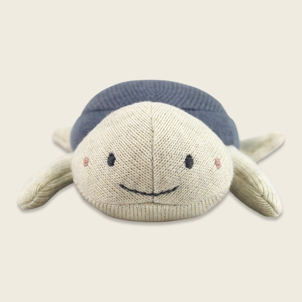 Babyrassel Schildkröte, jeansblau von Ava & Yves