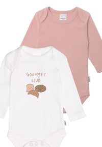Detailfoto Doppelpack Langarm-Amineckbodys in angenehm weicher Baumwollqualität. Ein Body trägt den niedlichen Gourmet Club Print, der das Herz eines jeden Frühstücksfans hoch schlagen lässt! Der weitere Body ist in einem schlichten rosé und lässt sich wunderbar kombinieren.