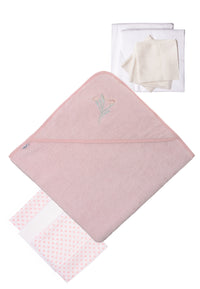 9 teiliges Erstausstattungspaket Accessoires Baby von Liliput 2 Moltontücher in weiß 3 Mullwaschlappen in weiß Kapuzenbadetuch in rosa mit Blumen Stickerei auf der Kapuze 2 Mullwindeln mit Herzchen Druck und eine Mullwindel in weiß 