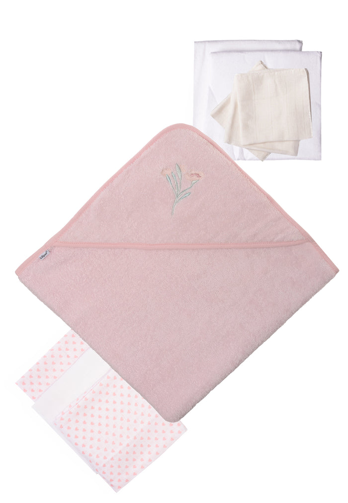 9 teiliges Erstausstattungspaket Accessoires Baby von Liliput 2 Moltontücher in weiß 3 Mullwaschlappen in weiß Kapuzenbadetuch in rosa mit Blumen Stickerei auf der Kapuze 2 Mullwindeln mit Herzchen Druck und eine Mullwindel in weiß 