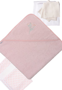 9 teiliges Erstausstattungspaket Accessoires Baby von Liliput 2 Moltontücher in weiß 3 Mullwaschlappen in weiß Kapuzenbadetuch in rosa mit Blumen Stickerei auf der Kapuze 2 Mullwindeln mit Herzchen Druck und eine Mullwindel in weiß 