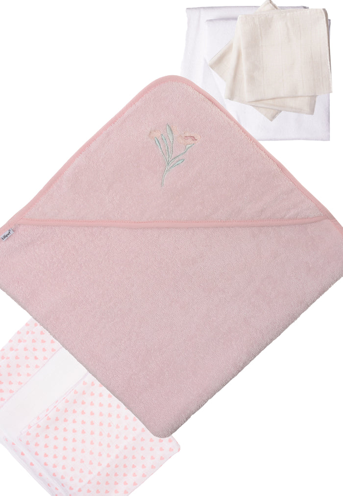 9 teiliges Erstausstattungspaket Accessoires Baby von Liliput 2 Moltontücher in weiß 3 Mullwaschlappen in weiß Kapuzenbadetuch in rosa mit Blumen Stickerei auf der Kapuze 2 Mullwindeln mit Herzchen Druck und eine Mullwindel in weiß 
