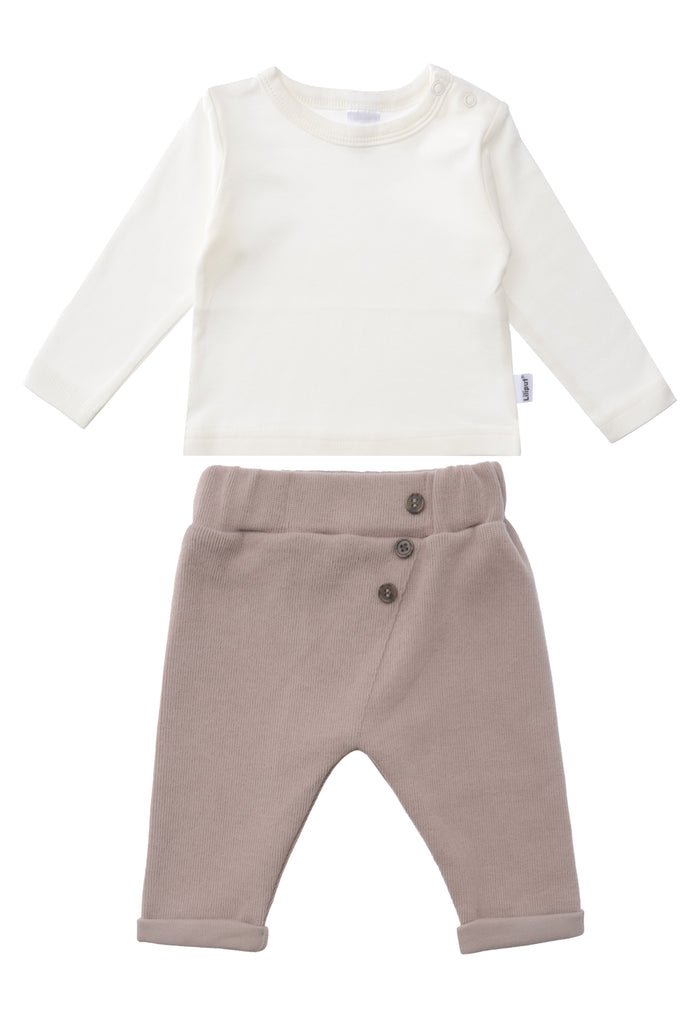 Zweiteiliges Set bestehend aus Langarmshirt in ecru mit zwei Druckknöpfen auf der Schulter für leichtes An.- und Ausziehen und Ribstrick Hose in braun mit schräger Naht und drei aufgesetzten Knöpfen. Mit umgeschlagenem Saum an den Füßen.