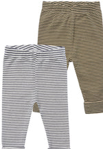 nahaufnahme von den Babyleggings in ecru-schwarz und oliv-beige geringelt