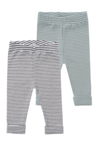 Die Baby-Leggings aus einer leichten Rippenqualität ist elastisch und passt sich toll dem weichen Babykörper an. Das angenehme Bündchen ist ebenfalls dehnbar und trägt somit zum maximalen Komfort bei. Dank des lässigen Looks und der dezenten Streifen sind diese Hosen perfekt für den Alltag geeignet. Die weiche Qualität machen die Hose zum absoluten Lieblingsteil, welches nicht nur cool und zeitlos, sondern auch stylish ist.