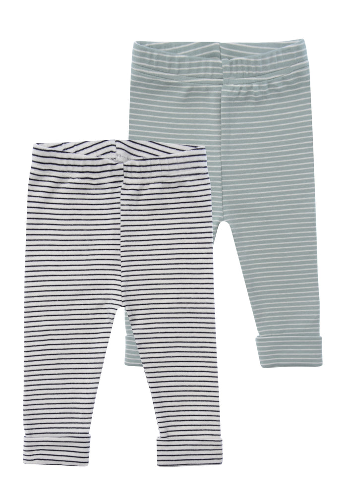 Die Baby-Leggings aus einer leichten Rippenqualität ist elastisch und passt sich toll dem weichen Babykörper an. Das angenehme Bündchen ist ebenfalls dehnbar und trägt somit zum maximalen Komfort bei. Dank des lässigen Looks und der dezenten Streifen sind diese Hosen perfekt für den Alltag geeignet. Die weiche Qualität machen die Hose zum absoluten Lieblingsteil, welches nicht nur cool und zeitlos, sondern auch stylish ist.