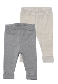 Diese Baby-Leggings aus einer etwas dickeren Rippenqualität sind elastisch und passen sich toll dem weichen Babykörper an. Das angenehme Bündchen ist dehnbar, der Saum ist umgeklappt. Dank des lässigen Looks und den dezenten Farben in hellgrau melange und dunkelgrau melange sind die Hosen perfekt für den Alltag geeignet. Die Hosen sind cool und zeitlos und lassen sich toll kombinieren. Baby-Wohlfühlfaktor garantiert!