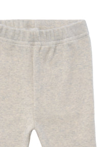 Detailansicht der hellgrau gerippten Leggings.