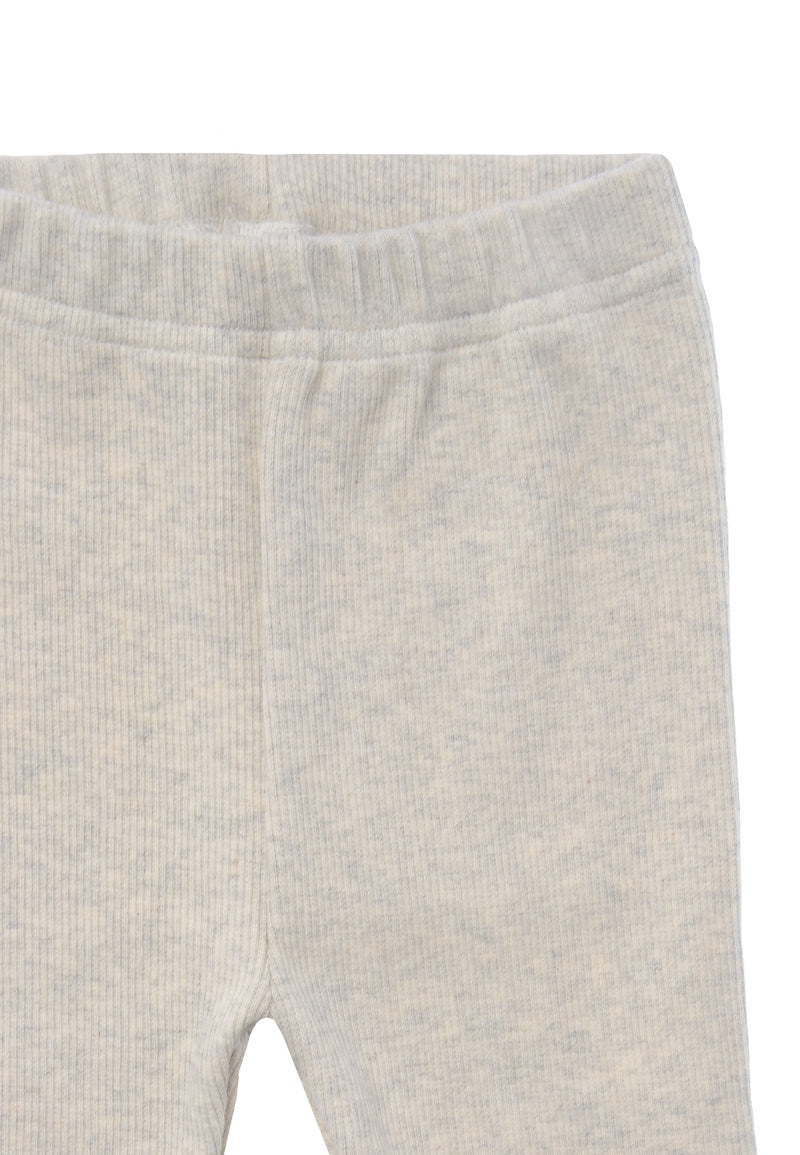 Detailansicht der hellgrau gerippten Leggings.