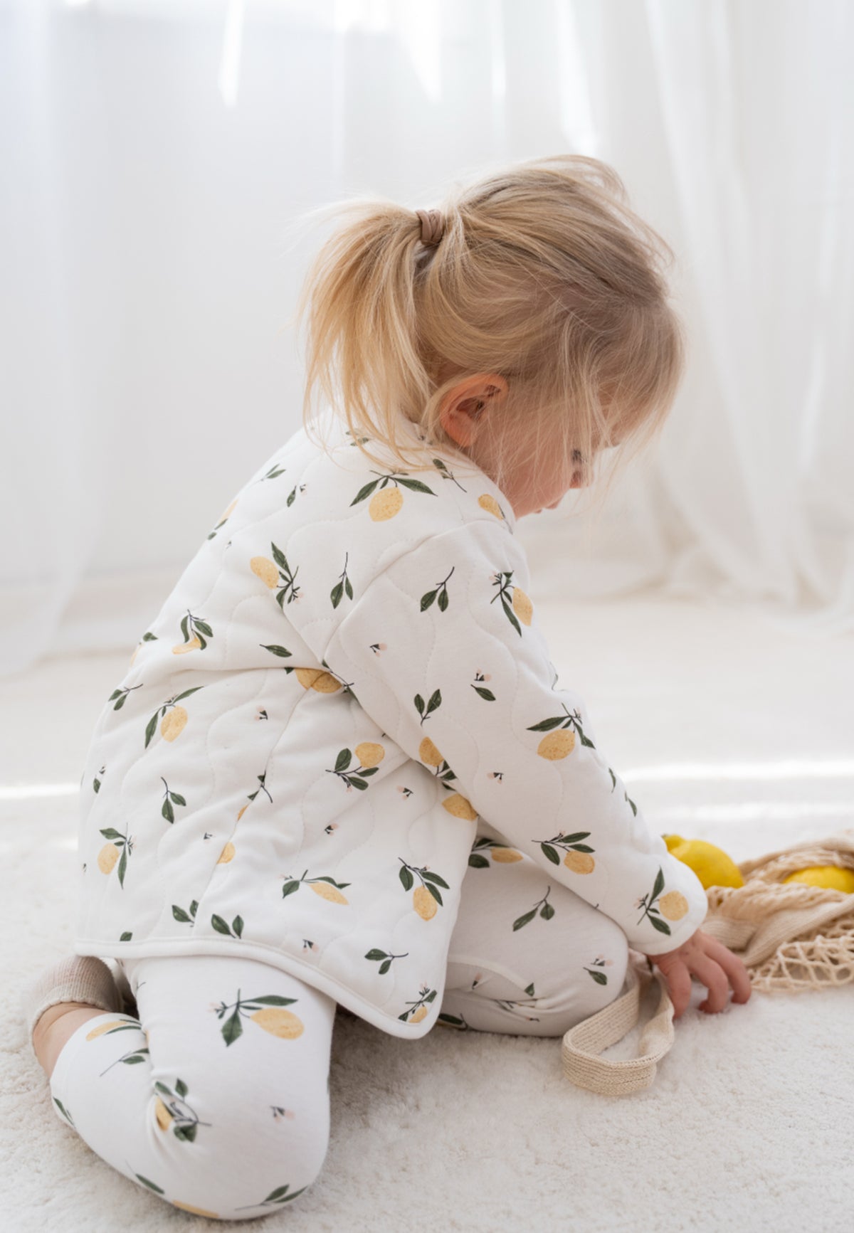 Baby-Steppjacke mit Zitronenprint – Weiß/Gelb