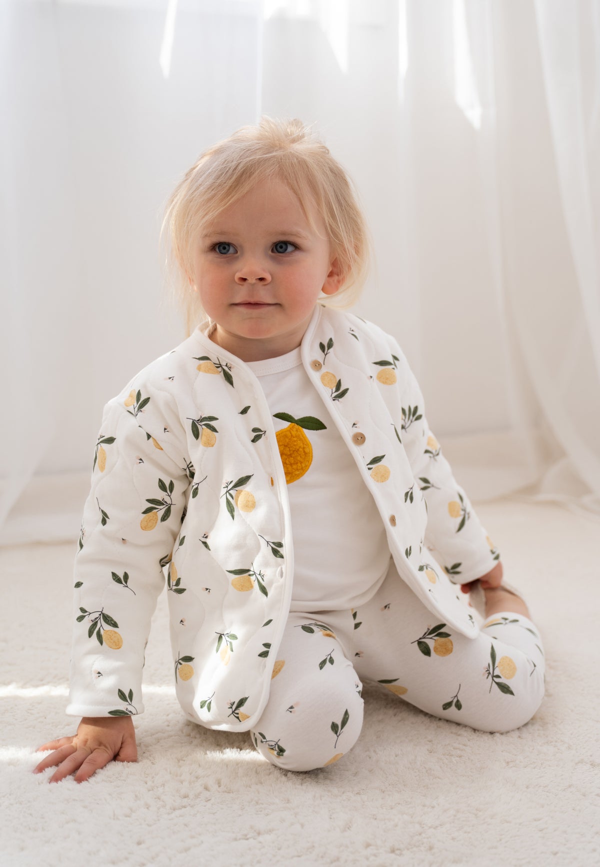 Baby-Steppjacke mit Zitronenprint – Weiß/Gelb