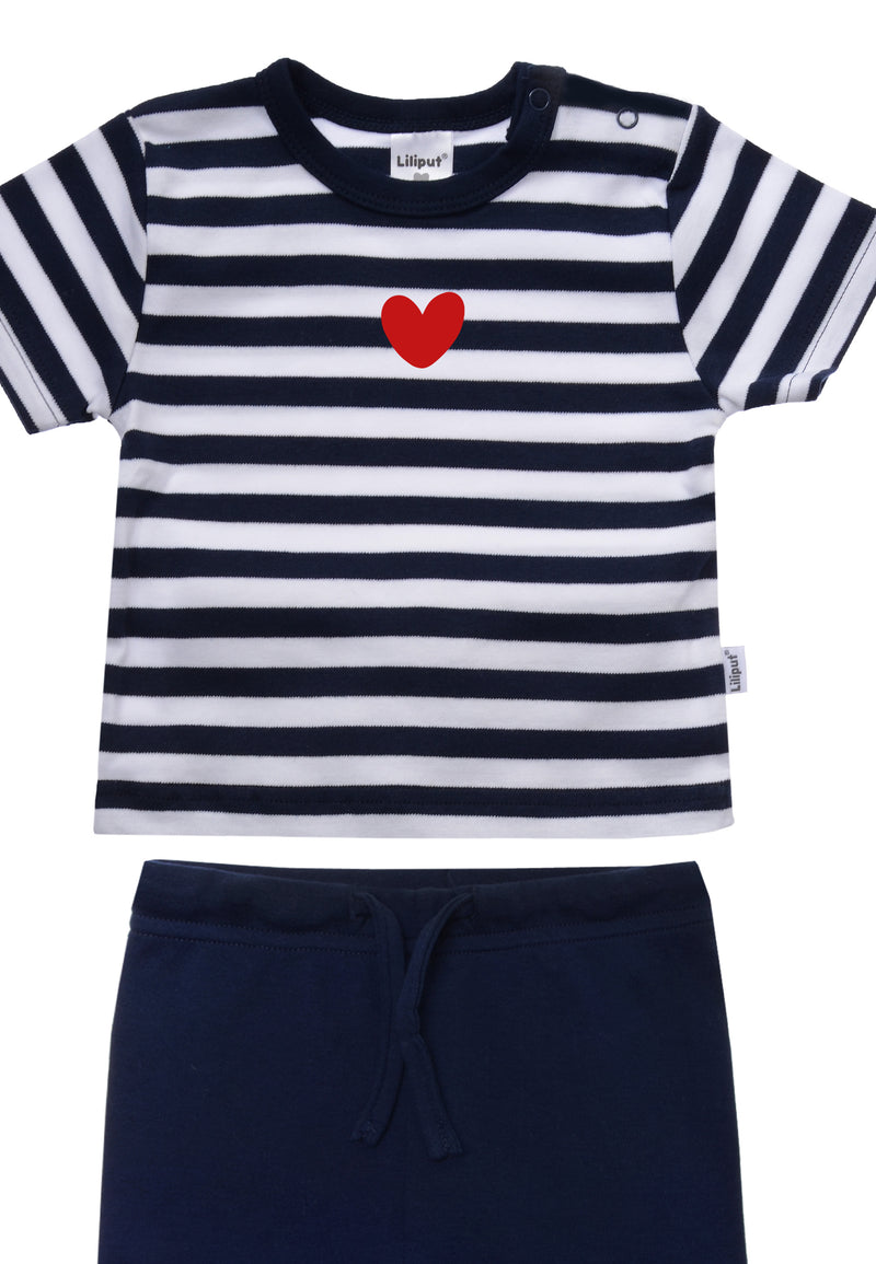 Detailansicht des 2-teiligen Sommersets mit Shirt und Shorts.