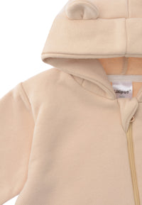 Detailansicht der Kapuze vom Sweatoverall in kuscheliger Qualität.