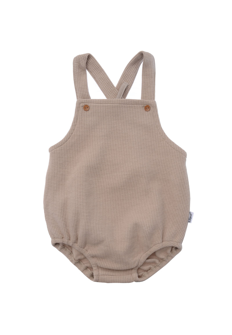 Frontansicht der Latzhose aus Waffel Piqùe in beige.