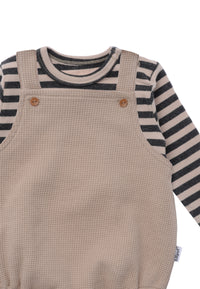 Detailansicht des süßen Babysets. Die Träger sind Größenverstellbar und rutschen dank der versteckten Schlaufe am Rücken nicht runter.