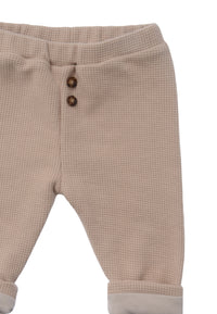 Detailansicht der Waffelpique Hose mit passendem Baumwoll Futter.