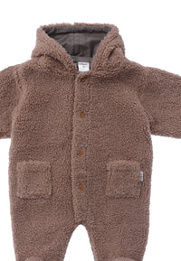 Detailansicht des weichen Babyoveralls.