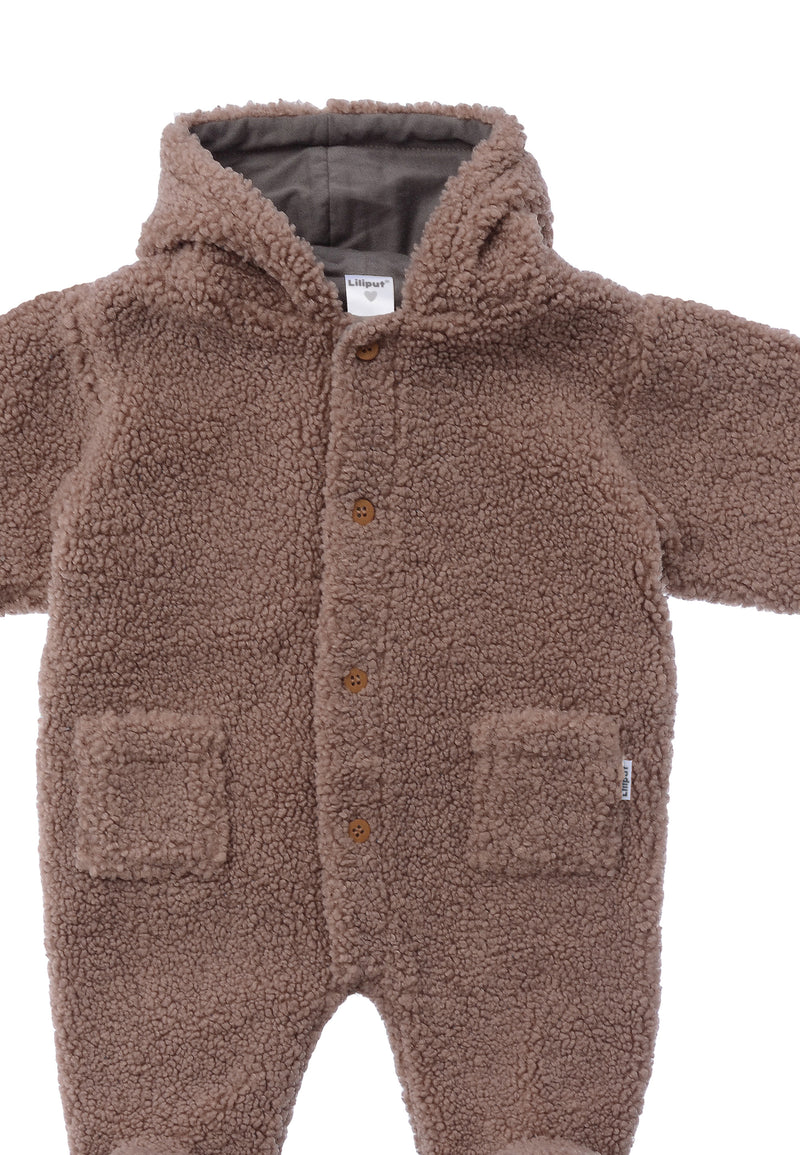 Detailansicht des weichen Babyoveralls.