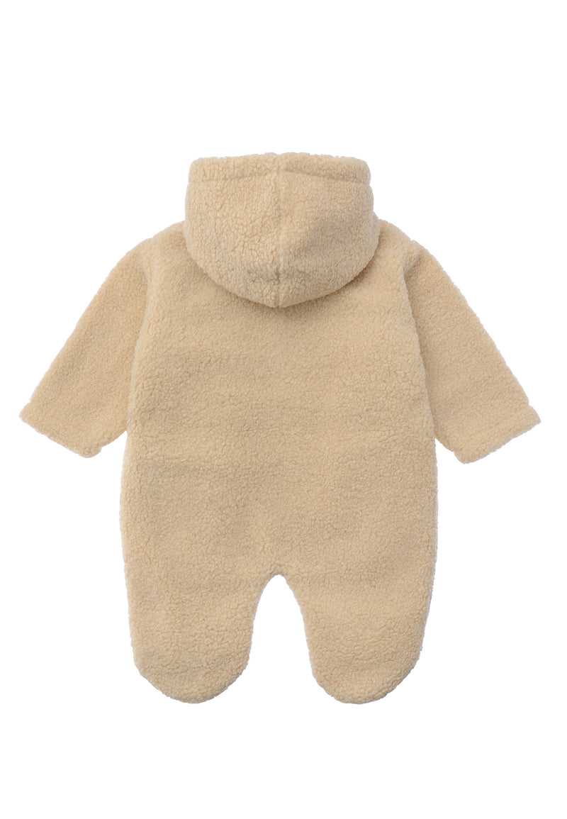 Rückseite des Babyoveralls in creme mit praktischer Kapuze und integrierten Füßchen für einen angenehmen Komfort an kühlen Wintertagen.