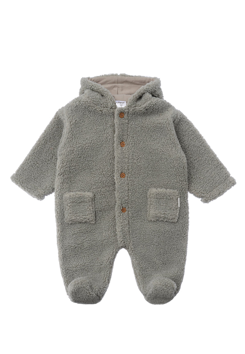 Die aufgesetzten Taschen und kleinen Knöpfe verleihen dem Overall einen extrem lässigen Look. Die Kapuze schützt vor Kälte an den Ohren und am Kopf.