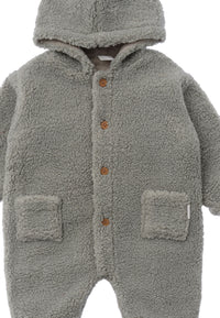 Detailansicht des hochwerten Bouclèfleece Baby Overall.