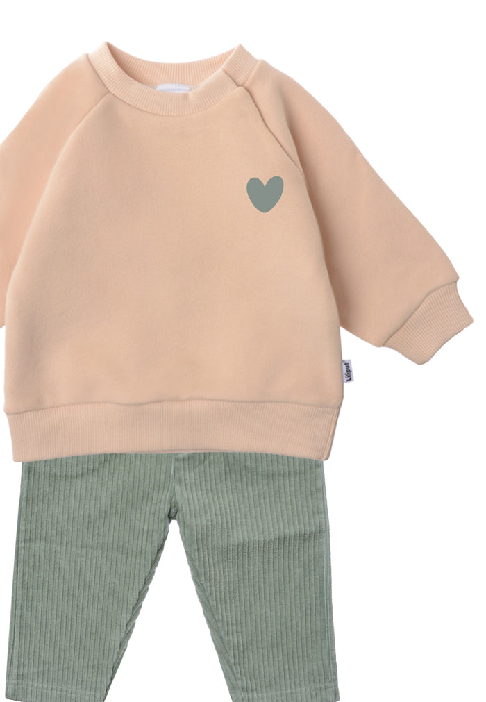 Im Detail 2tlg. Set mit Sweatshirt in beige mit dem Druck "Herz"  und Cordhose in schilf