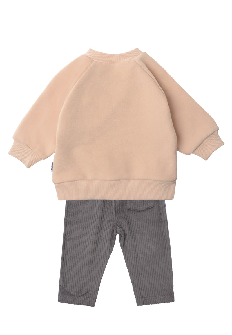 Rückseite vom 2tlg. Set mit Sweatshirt in beige mit dem Druck "Franzbrötchen" und Cordhose in grau