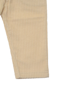 Im Detail eine Seite von der Cordhose mit großen Taschen in  beige