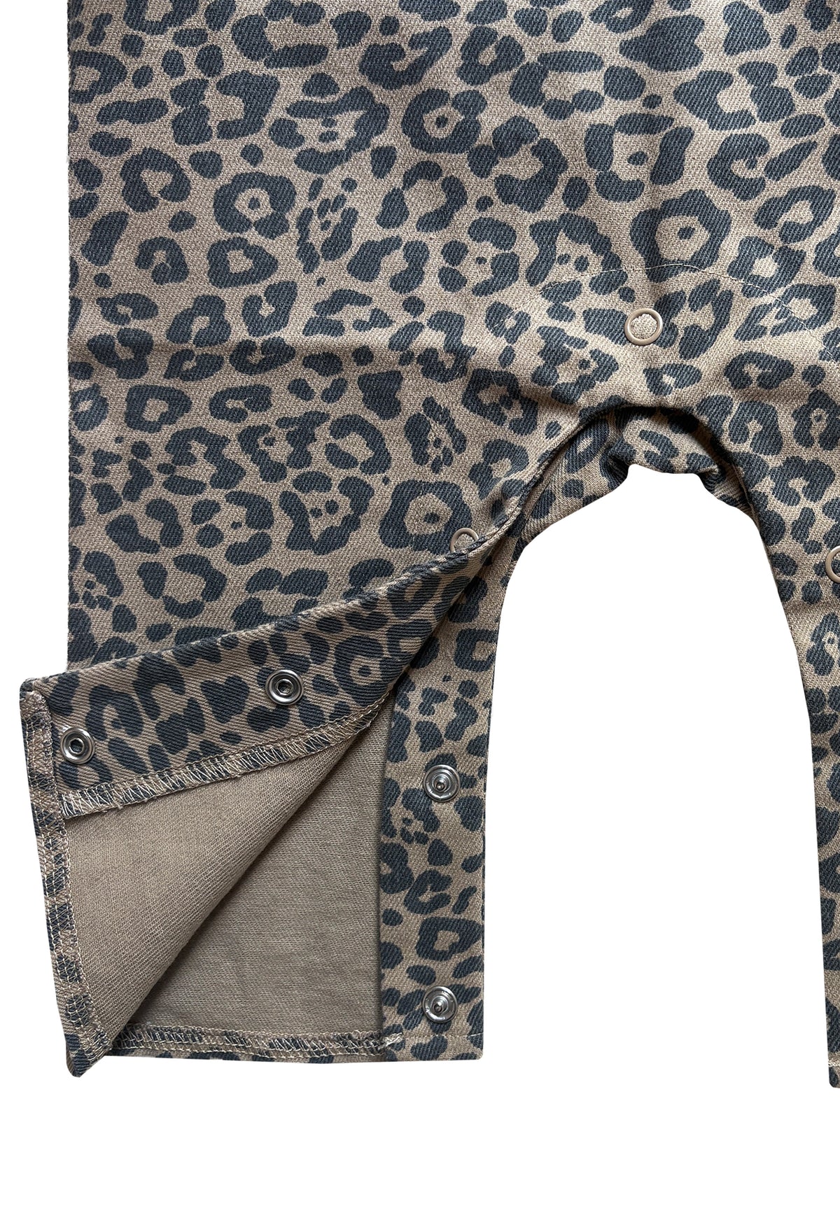 Latzhose mit Leo-Print