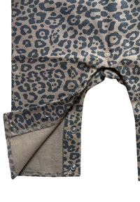 Latzhose mit Leo-Print