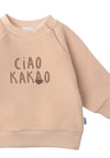 Detailfoto des beigen Sweatshirts mit lustigem Ciao Kakao Front Print in warmen braun Farbtönen.