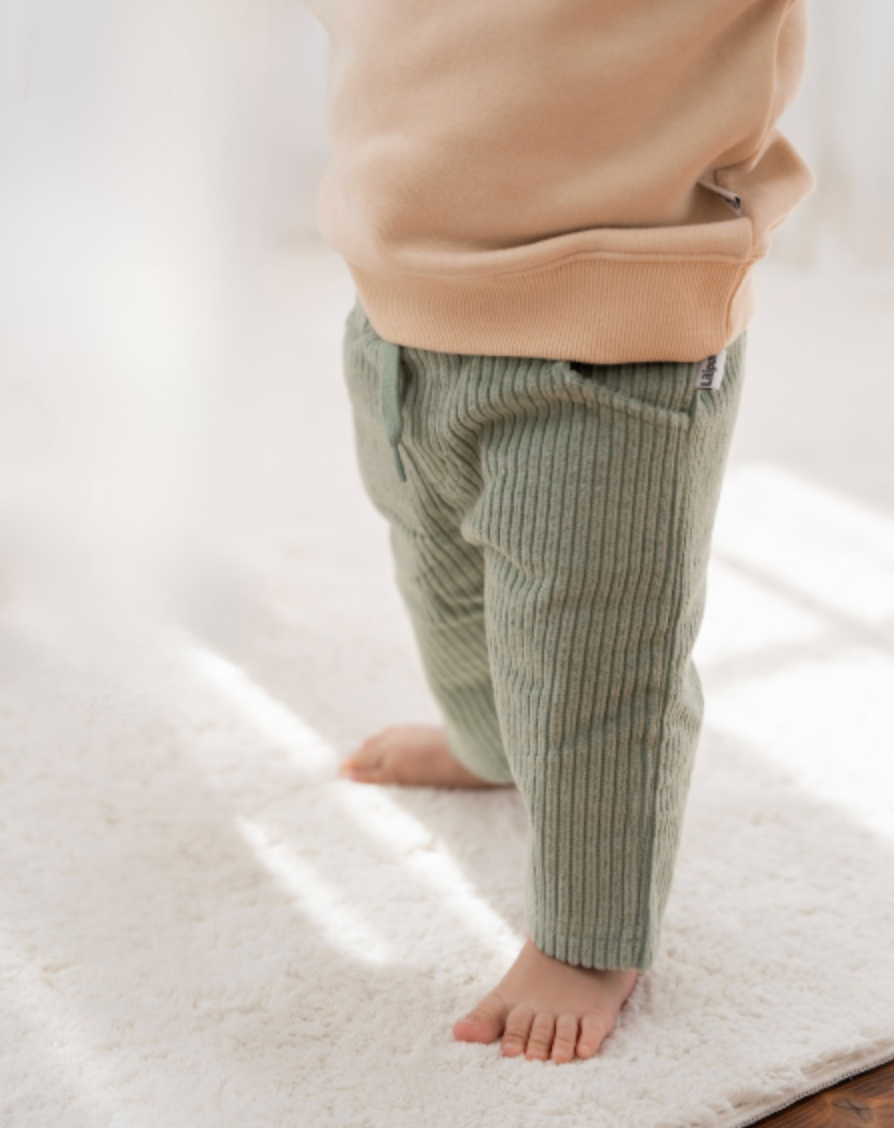 Cordhose mit großen Taschen in schilf