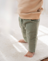 Cordhose mit großen Taschen in schilf