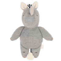 Frontalansicht des Nashorn Ruby, ein gestricktes Kuscheltier in sanftem grau.