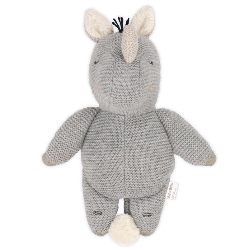 Frontalansicht des Nashorn Ruby, ein gestricktes Kuscheltier in sanftem grau.