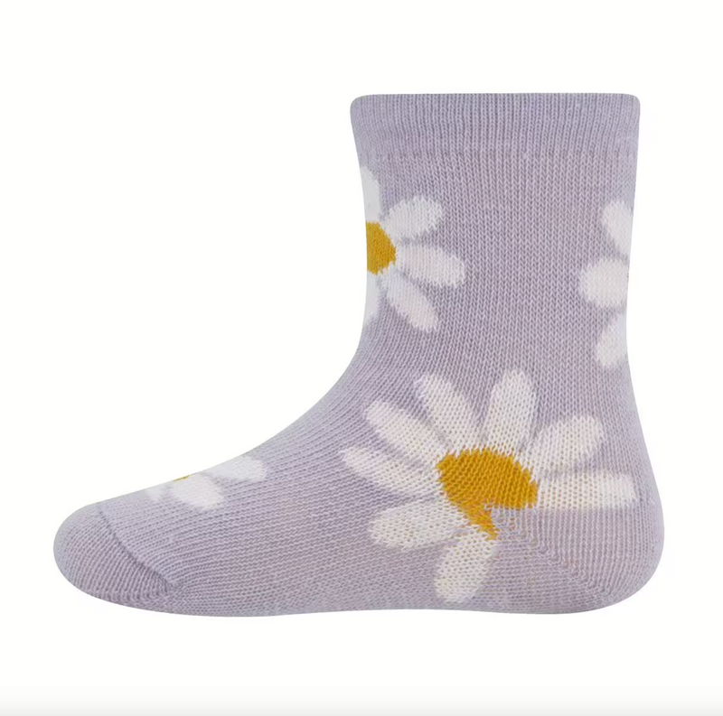 Kindersocken in flieder mit niedlichem Gänseblümchen Print.